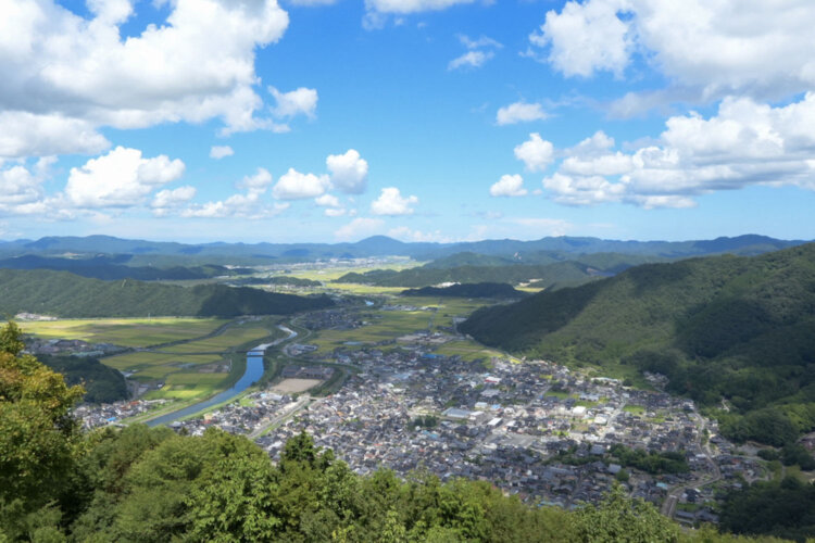 6段の曲輪が階段状に続き、標高321mの山頂からは出石の町を見下ろす。城主の気分になれる（写真＝出石観光案内所）。
