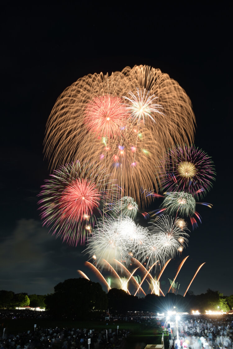 大輪の花火が次々と打ち上げられ、迫力満点！