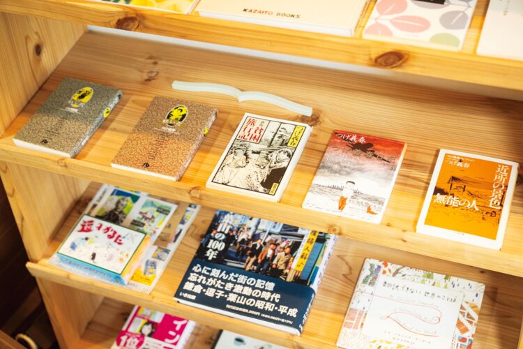 比較的新しい本、話題の本、逗子の写真集などが並ぶ棚。
