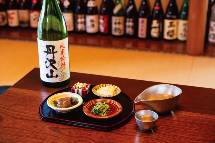酒肴セット1200円。日本酒は「丹沢山」など神奈川のものも多く揃う。