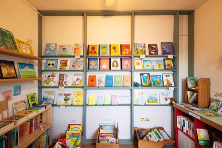 絵本そのもののかわいさや美しさが伝わってくる棚。英語の本は、海外の古本サイトから直輸入している。