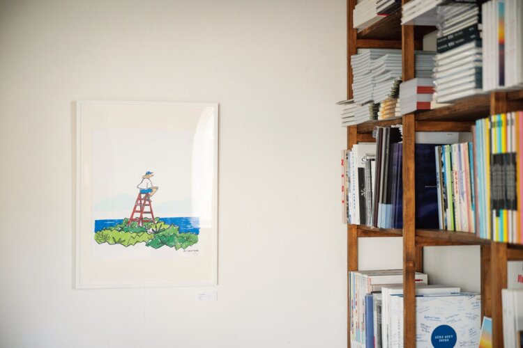 店内では絵や写真の企画展も開催する。