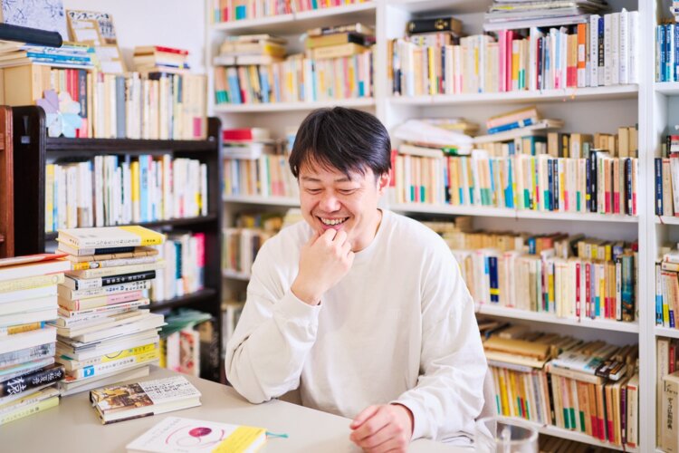 「素粒社」代表・北野太一さん。
