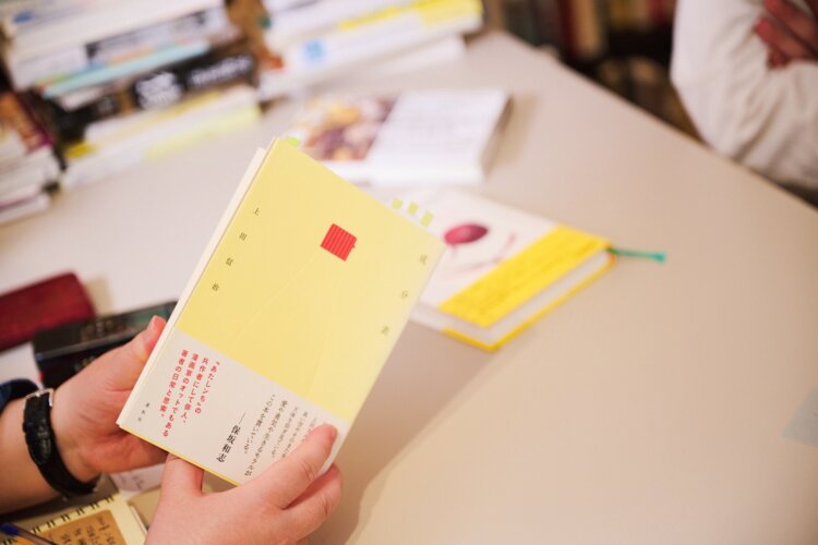 素粒社は著者のデビュー作が多い。俳人である上田信治さんの初エッセイ本。