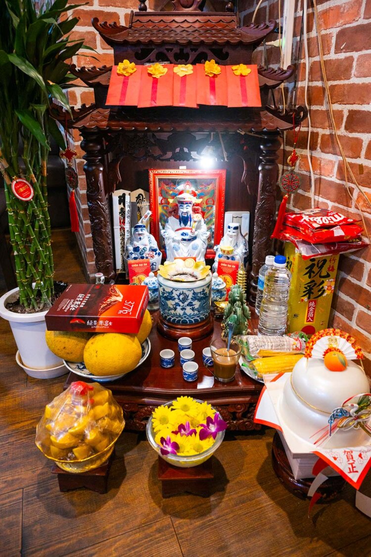 ベトナム式の祭壇には日本の鏡餅や神社のお札も。