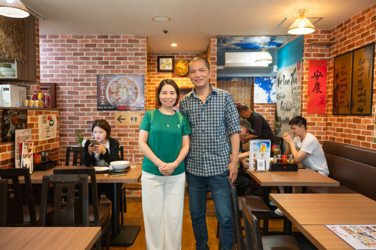日本人にもベトナム人にも愛される店をつくり上げたグエンさん、チャンさんご夫妻。