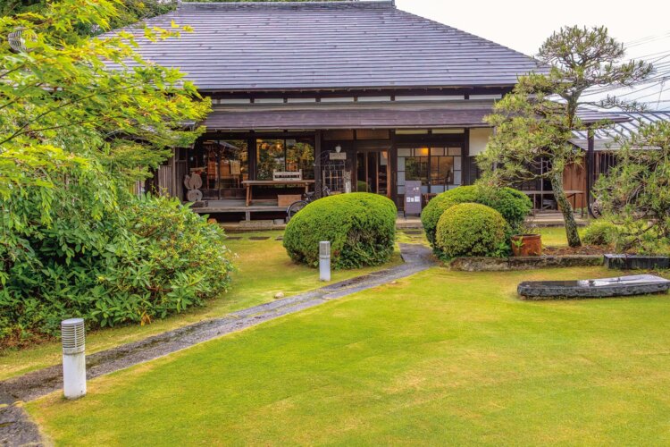 長屋門から入ると手入れの行き届いた庭と別のショップが入った母屋が見える。