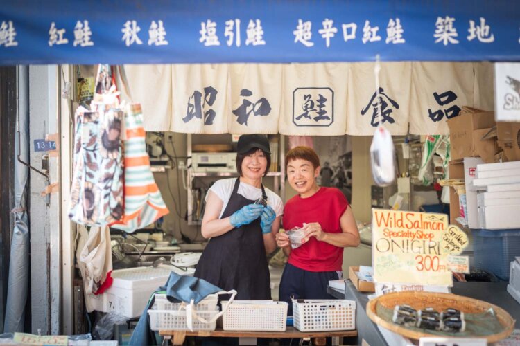 長年の友人で、今も店の切り盛りを手伝ってくれている西塚江美さんと。