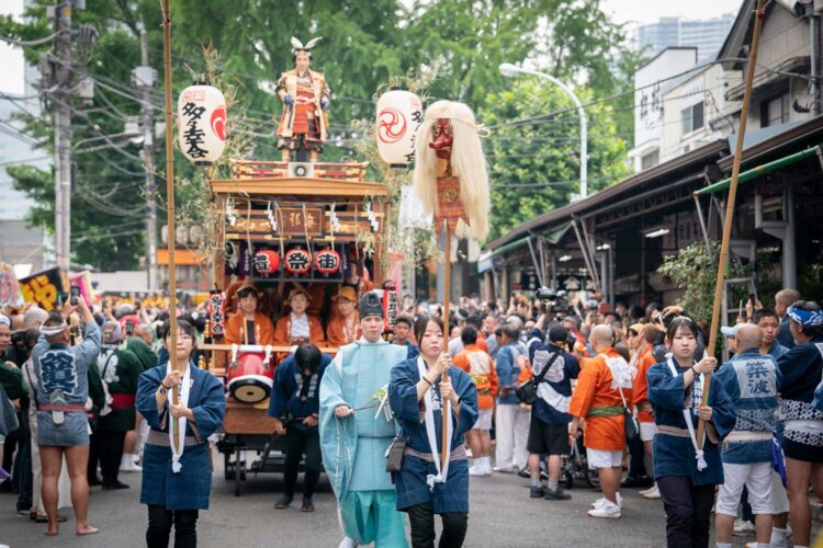 つきじ獅子祭ではお囃子の山車に乗る。