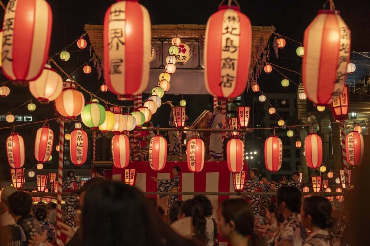 納涼盆踊り大会。櫓の上にしゃけこさんの姿が。