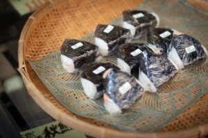 今や外国人にも人気のしゃけこさんの鮭おにぎりは売り切れ必至