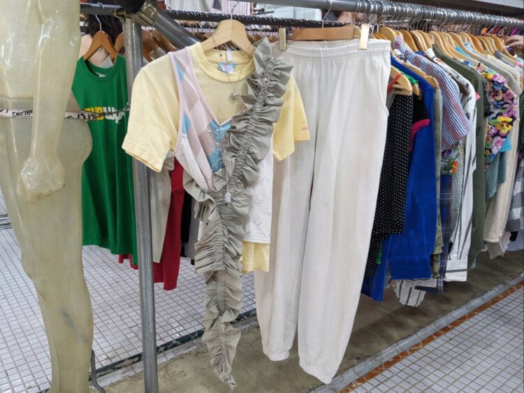 Tシャツ2640円。タンクトップ880円。HOUGAのフリルベルト8589円。ネックレス5280円。メガネ1320円。スウェットパンツ1980円。