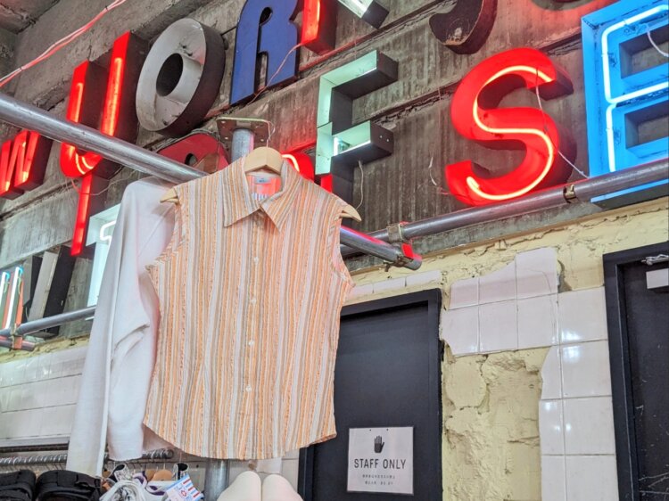 店内にもカラフルなネオンサインが光る。