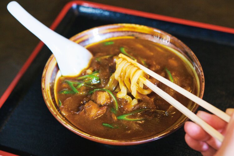 自国から取り寄せるスパイスをふんだんに使うカレーうどん880円のファンも多い。