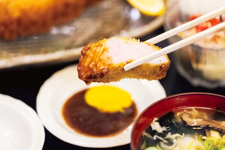 ぶ厚い豚カツ定食1700円は羽釜で炊いたごはんや小鉢などが付く。