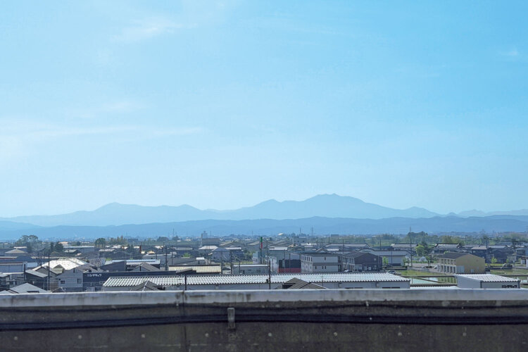 車窓にかっこいい山容の粟ヶ岳が見えてくると、燕三条はすぐ。新潟駅も間もなくだ。
