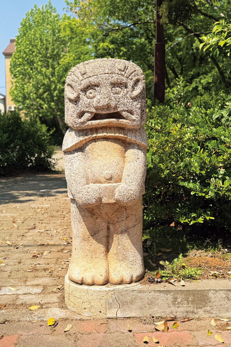 曙公園の入口にいた鬼？は、まわしを巻いている？