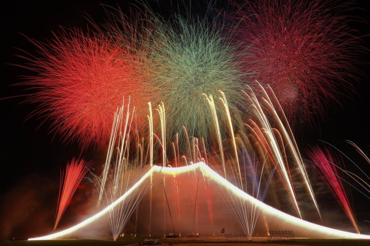 夜空に映し出される、世界一の高さを誇る「富士の大仕掛け花火」は迫力満点！