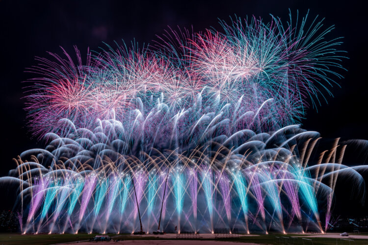 厚みのある多層構造の花火が夜空を埋め尽くす。