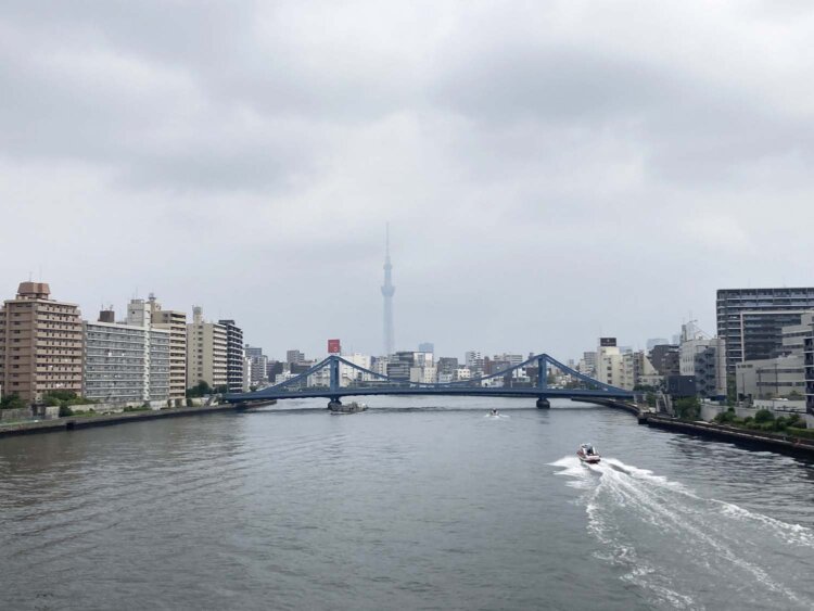 隅田川の向こうにスカイツリーを眺める。