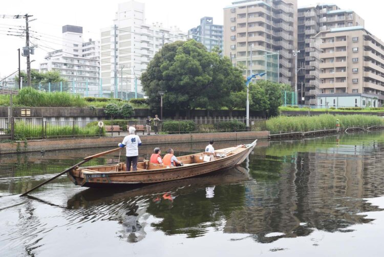 公園内を散歩する人たちが船を眺めていた。