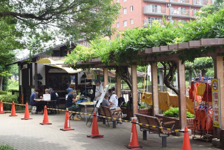 川沿いに和船友の会の拠点がある。