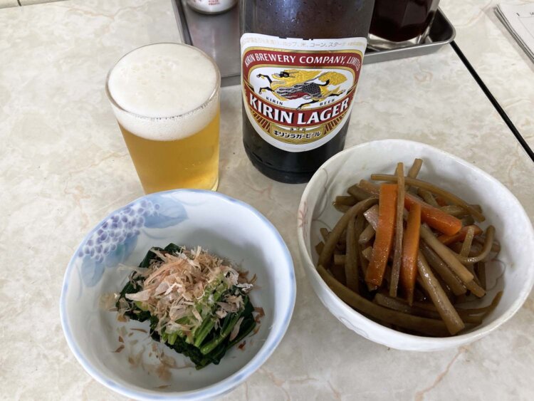 美味しい総菜をつまみながらの瓶ビール。