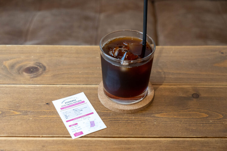 フルーティーで華やかさのあるアイスのエチオピアは単品なら800円。14時から18時にサンドイッチやスイーツとセットにすると200円引きでお得。