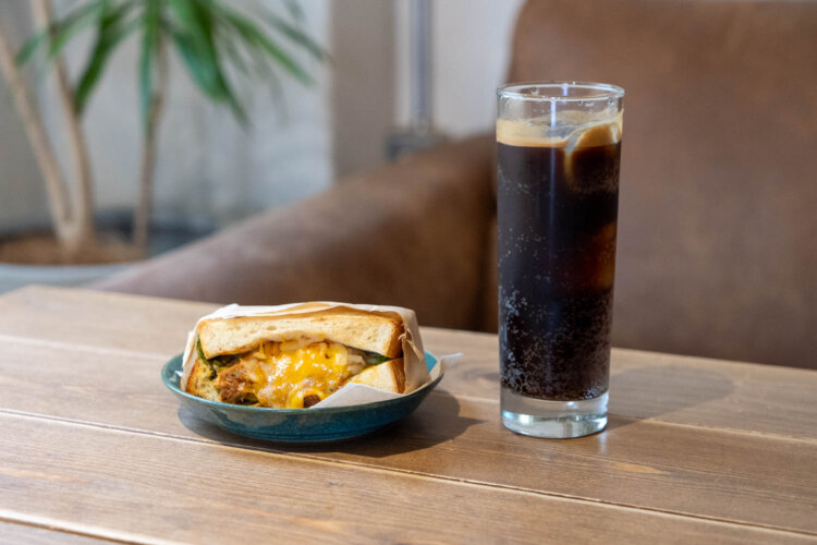 「背徳のバーベキューサンド」650円と「キマる！エスプレッソコーラ」700円。