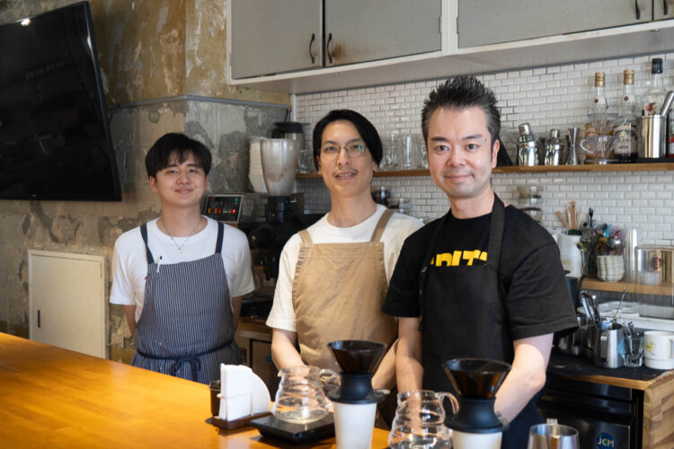 右からバリスタの福島宏樹さん、店長の大沢懸司さん、スタッフの松坂侑（まつざかたすく）さん。