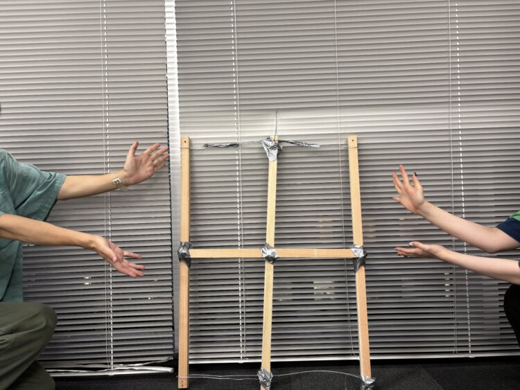 針金とガムテープをつなぎ合わせ、なんとか枠組みが完成！