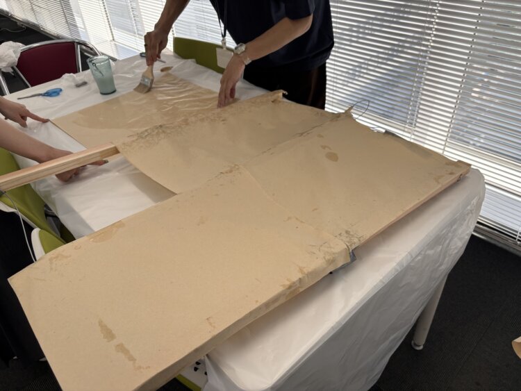 のりは固形のものを水で薄めて使うスタイル。「これ、本当にのりになっているかなあ」と不安に陥りながらも進めていく。