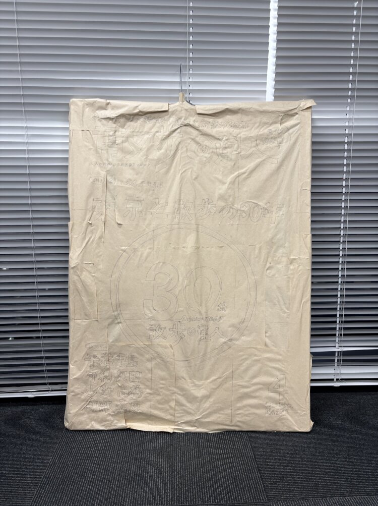 片面に紙を貼ったあと、補強のためになかに新聞紙を敷き詰めて、それに蓋をするようなかたちでもう片面の紙を貼る。そうしてできた六面体に、自称“美術はオールＡ”の中島が下絵を。うっすら鉛筆の線が見えますが、何か分かるかな？