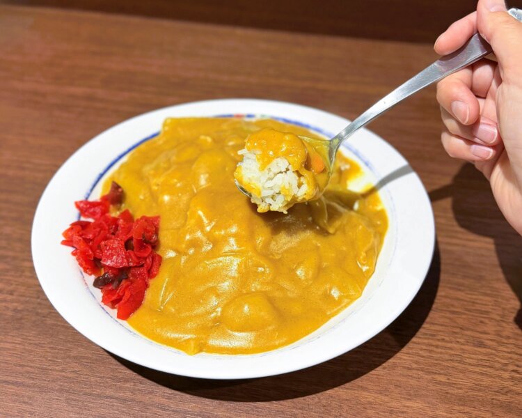 万代シティバスセンターにある『万代そば』で朝カレー。ボリューム満点なことを忘れていて、普通盛にしてしまった……。