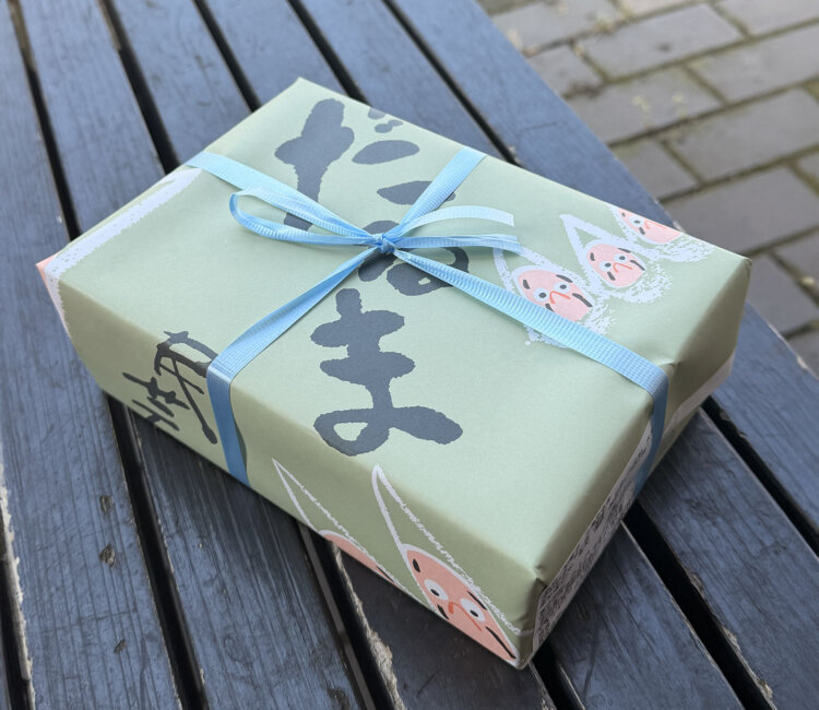 『最上屋』の包装紙にもきゅんとくる。