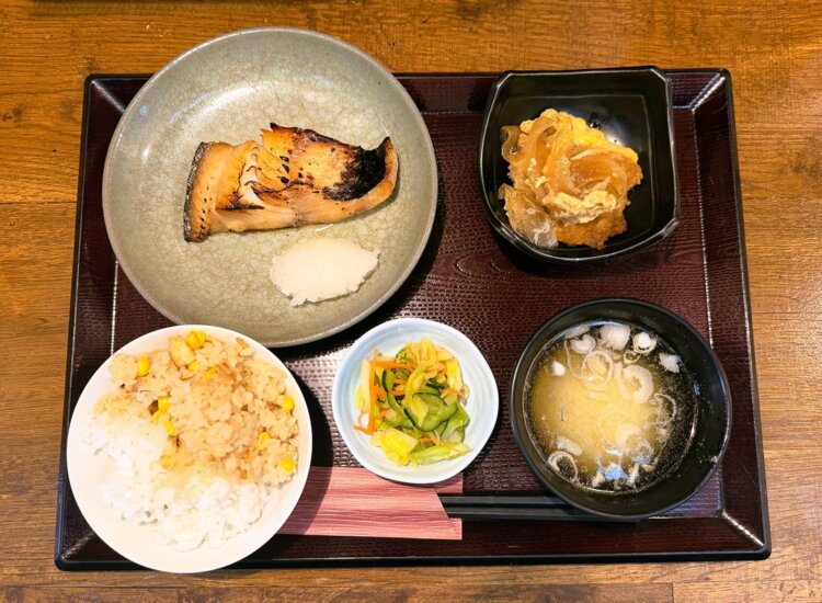 悩んだ末に、銀ダラの定食を注文。真イカしょう油漬丼もおいしそうだった。