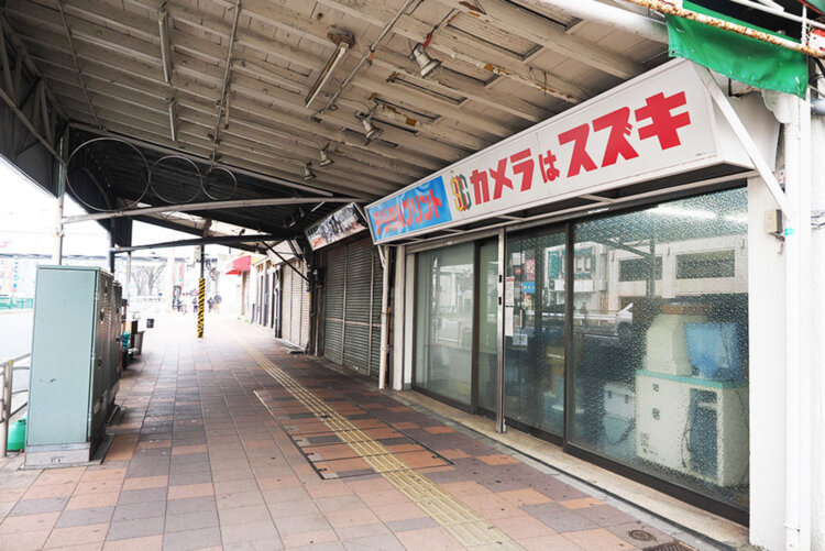 駅前や近くの商店街を歩くと、昔ながらの商店も残っていて眺め甲斐がある。