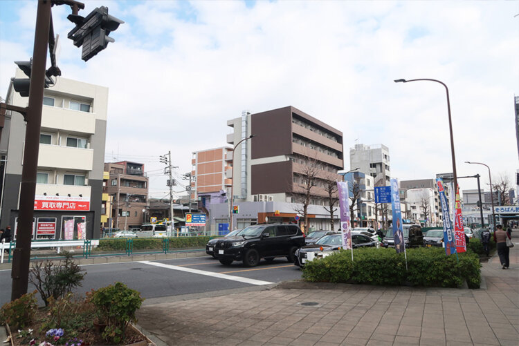 駅前の国道1号・横浜新道。横浜駅前と違ってあまり高い建物はない。