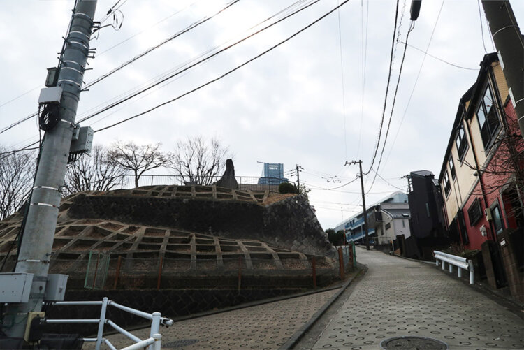 見晴らしのいいところに行くということはつまり急な坂をのぼるということだ。