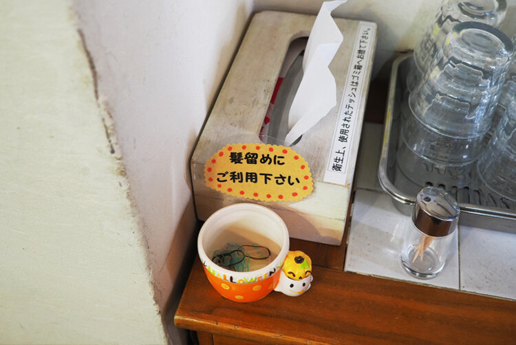 髪留めが置いてあるラーメン屋さん、初めて。女性客が多いのがうかがえる。