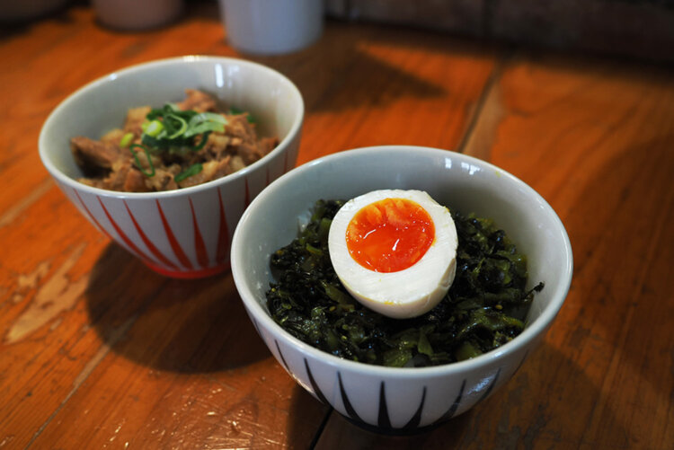 ミニ高菜飯とミニチャーシュー飯（各200円）。女性でもミニなら楽しめる。最高です。