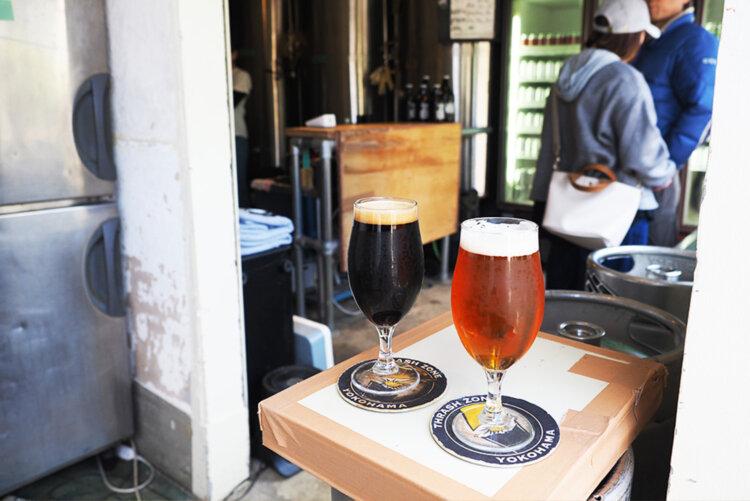 スタウト（黒ビール）と反町エール。散歩の途中で一杯、最高すぎるな。