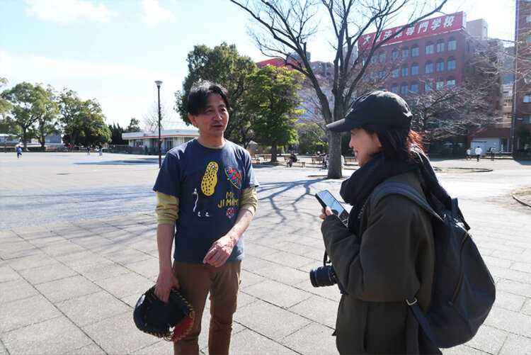 息子さんとキャッチボールを楽しんでいた男性に声をかける。