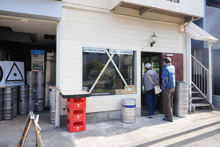 外にテーブルが作られてるお店が気になって寄ってみると、クラフトビール屋さんだ！