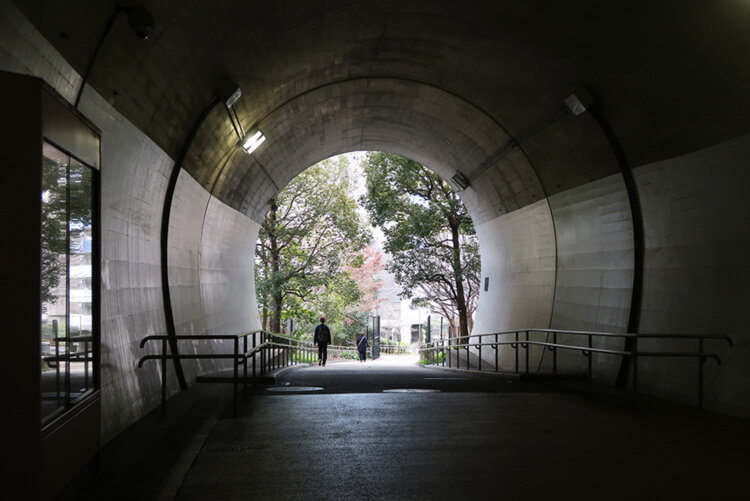 トンネルを抜けるとすぐ横浜駅！