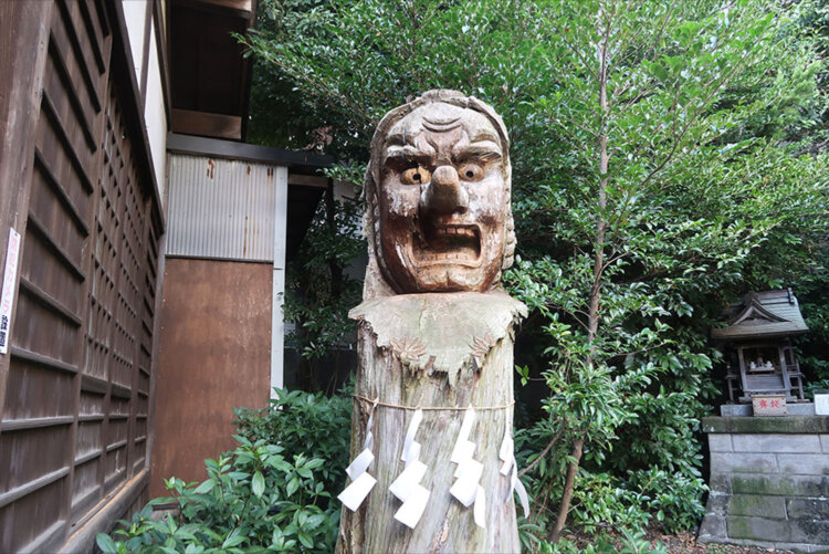 迫力のある天狗の彫刻。