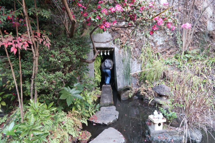 弁財天が祀られている洞窟もある。