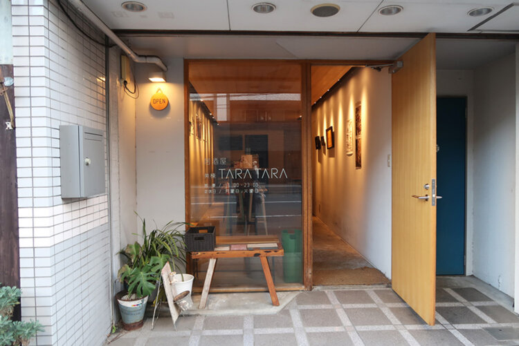 もともと中学の美術の先生で、元副校長にまでなった方が運営しているギャラリー兼飲み屋。素敵だ。