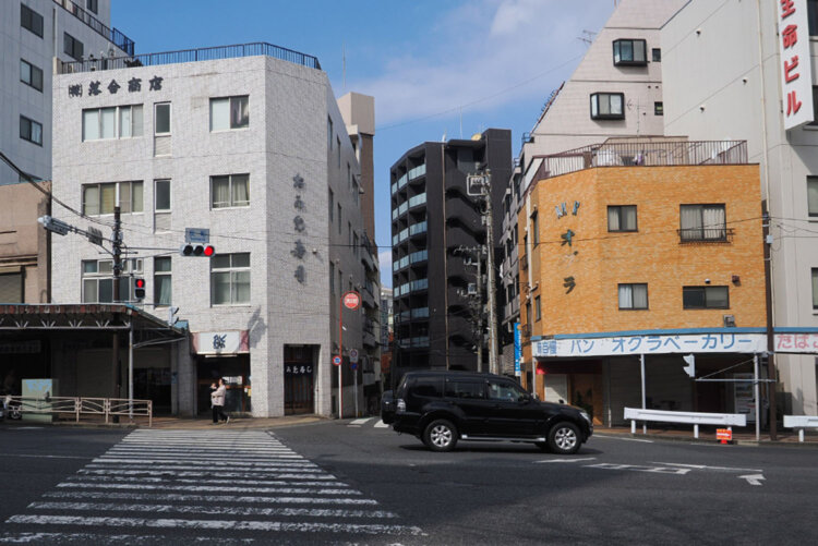 今日散策中に見つけた『おかめ寿司』（写真左）や、うなぎの『菊家』の文字が地図に残ってて盛り上がる。なお写真右の『オグラベーカリー』はラーメン屋さん『しなちく亭』のお母さんおすすめのパン屋さん。