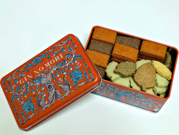 プティボワ グランスタ東京限定缶1890円。